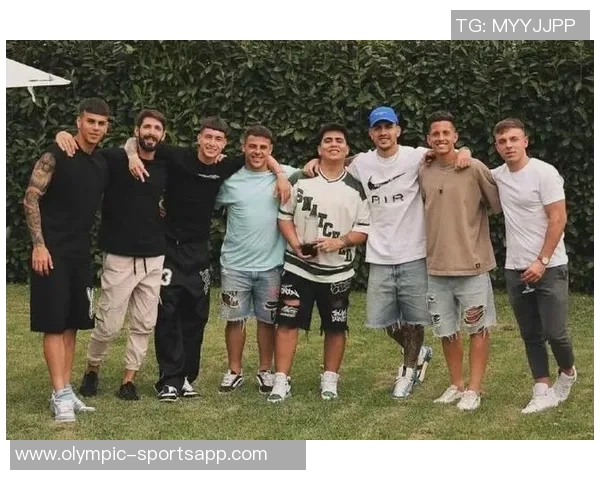 马特拉齐社交媒体分享帕雷德斯与迪巴拉签名球衣珍藏品